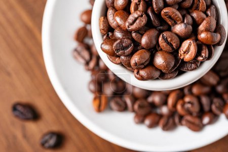 Téléchargez les photos : Grains de café bruns en tasse blanche, vue rapprochée - en image libre de droit