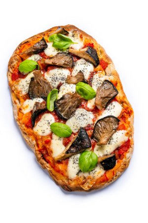 Foto de Deliciosa pinsa romana vegetariana con mozzarella, salsa de tomate y champiñones, aislada sobre fondo blanco, comida italiana - Imagen libre de derechos