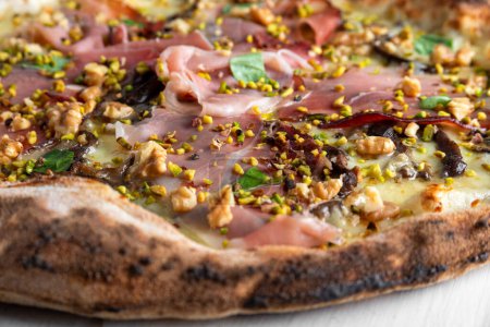Téléchargez les photos : Plan rapproché de délicieuses pizzas au prosciutto - en image libre de droit