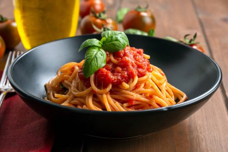 Foto de Primer plano de deliciosa pasta con salsa de tomate - Imagen libre de derechos