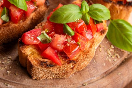Foto de Primer plano de deliciosos bruschettas con tomate - Imagen libre de derechos