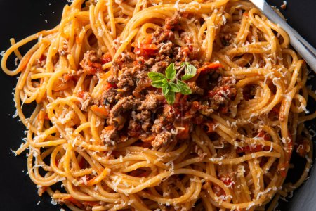 Foto de Placa de deliciosos espaguetis con salsa boloñesa, pasta italiana, cocina europea - Imagen libre de derechos