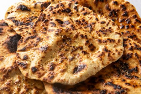 Nahaufnahme von leckeren Naan-Broten, indischem Essen 