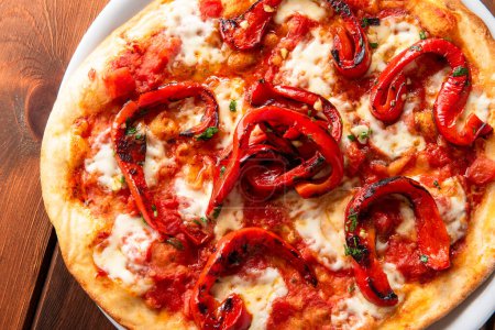 Foto de Deliciosa pizza casera con mozzarella y pimientos dulces, comida italiana - Imagen libre de derechos