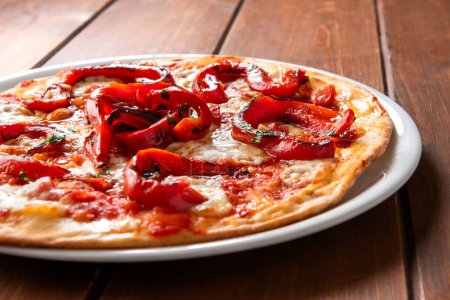 Téléchargez les photos : Délicieuse pizza maison avec mozzarella et poivrons, cuisine italienne - en image libre de droit