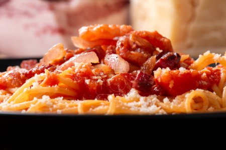 Foto de Deliciosos espaguetis amatriciana, una receta tradicional de pasta con salsa de tomate, guanciale y pecorino de cocina romana, comida italiana - Imagen libre de derechos