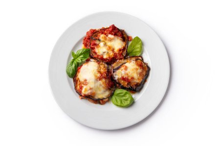 Téléchargez les photos : Melanzane alla parmigiana, une recette traditionnelle d'aubergines cuites et assaisonnées avec des couches de sauce, parmesan et mozzarella, nourriture italienne - en image libre de droit
