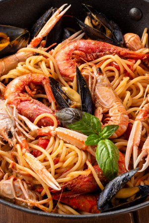 Téléchargez les photos : Spaghetti allo scoglio, a typical recipe of pasta with seafood sauce, italian food - en image libre de droit