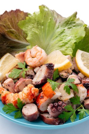 Foto de Primer plano de deliciosa ensalada de mariscos mixtos, cocina italiana - Imagen libre de derechos