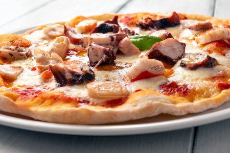 Foto de Primer plano de deliciosa pizza mediterránea con pulpo y surimi, comida italiana - Imagen libre de derechos