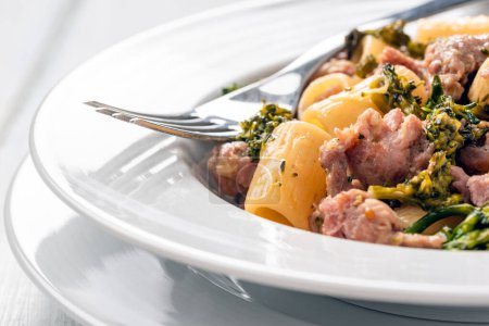 Foto de Placa de deliciosos macarrones con brócoli y salsa de salchicha de cerdo, pasta italiana - Imagen libre de derechos