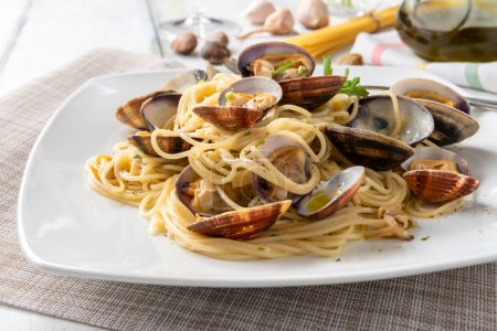 Foto de Placa de deliciosos espaguetis con mejillones, almejas y bottarga, comida italiana - Imagen libre de derechos