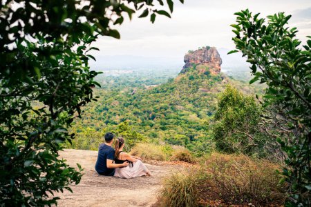 Téléchargez les photos : Couple à Sigiriya en lune de miel ou des vacances en famille. Femme et homme sur la montagne en été. Des gens heureux et une belle vue sur le paysage vert. Tourisme, romance et amour. Touristes en Sri Lanka. - en image libre de droit