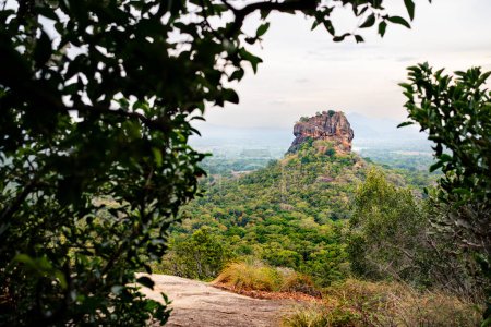 Téléchargez les photos : Sigiriya, Sri Lanka. Lion's Rock de la montagne Pidurangala. Voyage à Dambulla, Srilanka. Tourisme dans le site du patrimoine mondial. Trekking en forêt verte et randonnée dans la nature. Forteresse, temple et monument. - en image libre de droit