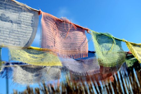 Téléchargez les photos : Drapeaux tibétains se déplaçant avec le vent, répandant des prières et de bonnes intentions - en image libre de droit