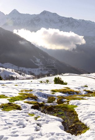 Téléchargez les photos : Montagne, neige, nuages et eau (Pyrénées) - en image libre de droit