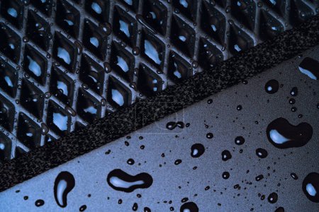 Téléchargez les photos : Nouveau toute la saison, tous les détails de tapis de voiture noir météo avec des gouttes d'eau. - en image libre de droit