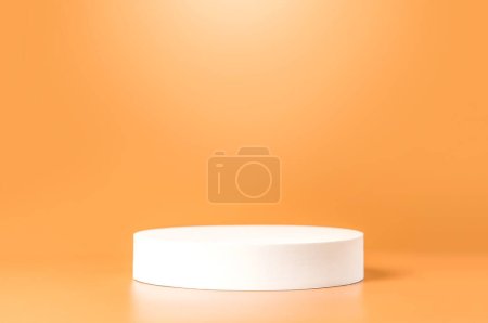 Leere weiße Bühne mit weißem kreisförmigem Podium auf beigem Hintergrund. Mockup-Szene zur Produktpräsentation. Studiofotografie. Produktvitrine oder -display.