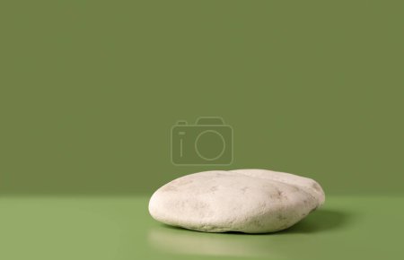 Foto de Escena de naturaleza mínima, etapa de maqueta vacía para la presentación del producto hecha con piedra de pedestal sobre un fondo verde. - Imagen libre de derechos