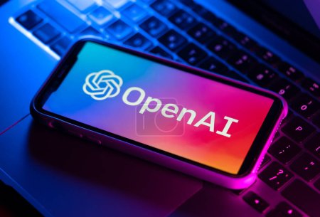 Foto de Editorial ilustrativo del logotipo de OpenAI en la pantalla del smartphone en el portátil. Open Ai es una empresa estadounidense que desarrolla el aprendizaje automático conocido por AI ChatGPT y DALL-E: POLTAVA, UCRANIA - 12 de febrero de 2023. - Imagen libre de derechos
