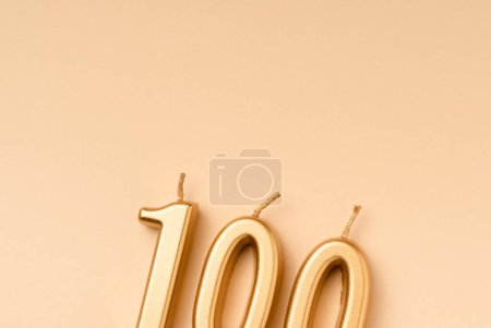 Téléchargez les photos : Numéro 100 fête fond festif fait avec des bougies dorées sous la forme de nombre Cent. Bannière universelle de vacances avec espace de copie. - en image libre de droit
