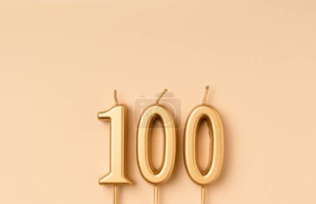 Nummer 100 Feier festlichen Hintergrund mit goldenen Kerzen in Form von Zahl Hundert gemacht. Universelles Urlaubsbanner mit Kopierraum.