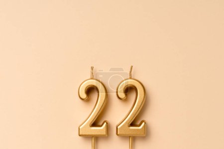 Téléchargez les photos : 22 ans de célébration fond festif fait avec des bougies dorées sous la forme de numéro vingt-deux. Bannière universelle de vacances avec espace de copie. - en image libre de droit
