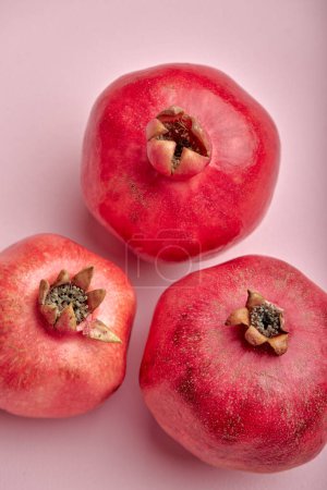 Téléchargez les photos : Pomegranate isolated on pink background. Top view with copy space for your text. Flat lay. close-up photo, creative image. fresh fruits, healthy lifestyle - en image libre de droit