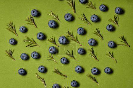 Téléchargez les photos : Fresh Slices of ripe blueberries isolated on green background. copy space. top view. flat lay. fruits concept - en image libre de droit