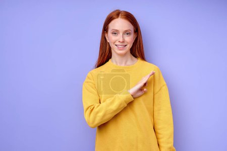Foto de Chica positiva hablando con gestos, primer plano retrato aislado fondo azul - Imagen libre de derechos