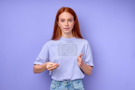 Foto de Activa hermosa mujer sorda jengibre aprendizaje de lenguaje de signos, primer plano retrato aislado fondo azul - Imagen libre de derechos
