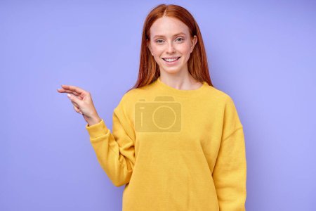 Foto de Letra P ortografía por las niñas mano en American Sign Language ASL sobre fondo azul, primer plano retrato, feliz sonriente mujer caucásica demostrando la letra P. símbolo de lenguaje de signos para sordos humanos - Imagen libre de derechos