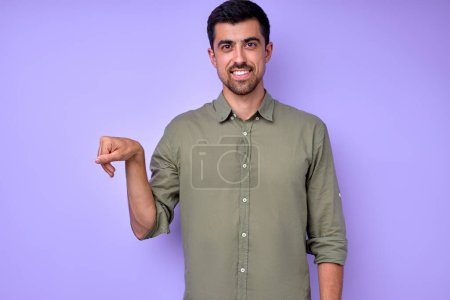 Foto de Alegre morena barbudo hombre demostrando la letra X. Símbolo de lenguaje de señas para sordos humanos en fondo azul. aislado - Imagen libre de derechos