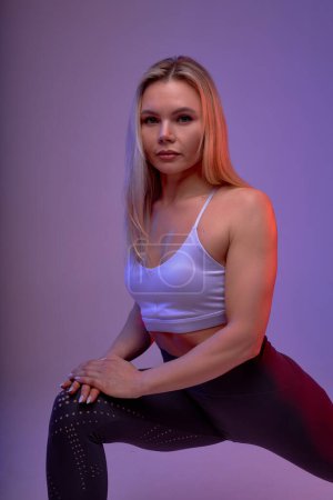 Foto de Chica atleta rubia se prepara para la carrera, retrato de cerca. flexibilidad. motivación, belleza - Imagen libre de derechos