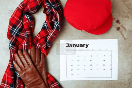 Foto de Invierno plano con sombrero, bufanda, guantes y calendario de enero. - Imagen libre de derechos