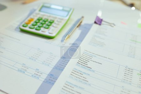 Téléchargez les photos : Le temps fiscal. calculatrice et documents sur la table. - en image libre de droit