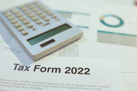 Foto de Formulario fiscal 2022 y calculadora en la tabla. - Imagen libre de derechos