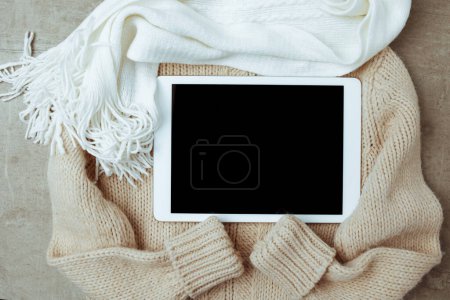 Téléchargez les photos : Couche plate d'hiver avec pull, écharpe et tablette PC. - en image libre de droit
