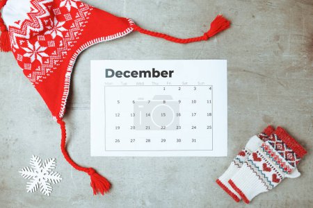 Foto de Piso de invierno con sombrero, calendario de diciembre y mitones. - Imagen libre de derechos