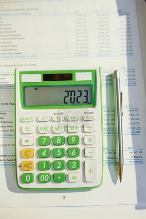 Téléchargez les photos : Le temps fiscal. calculatrice et documents sur le bureau. - en image libre de droit