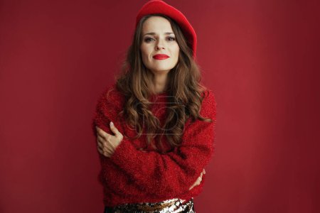 Foto de Feliz San Valentín. mujer elegante con el pelo ondulado largo en suéter rojo y boina aislada sobre fondo rojo. - Imagen libre de derechos