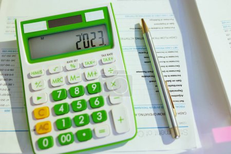 Foto de Tiempo de impuestos. calculadora y documentos en el escritorio. - Imagen libre de derechos