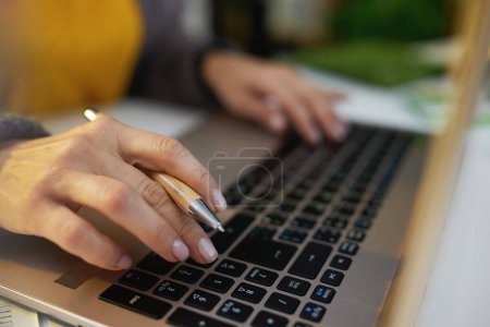 Téléchargez les photos : Femme d'affaires travaillant sur ordinateur portable. - en image libre de droit
