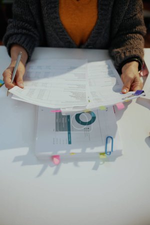 Foto de Tiempo de impuestos. contable mujer que trabaja con documentos. - Imagen libre de derechos