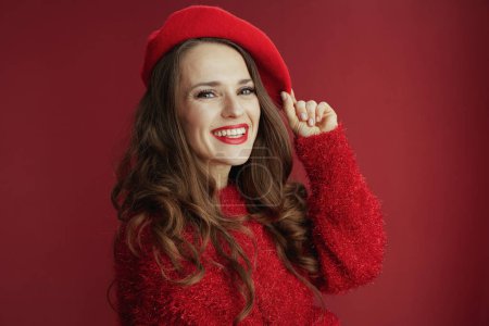 Téléchargez les photos : Happy Valentine. happy elegant woman with long wavy hair in red sweater and beret. - en image libre de droit
