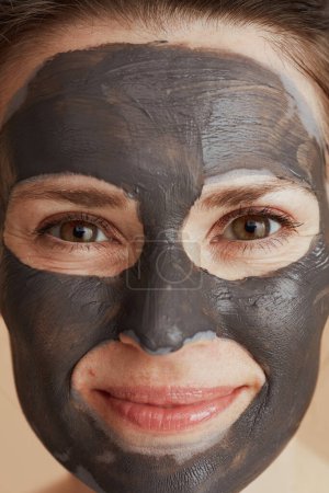 Foto de Smiling middle aged woman with cosmetic mask. - Imagen libre de derechos