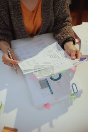 Foto de Tiempo de impuestos. contable mujer que trabaja con documentos. - Imagen libre de derechos