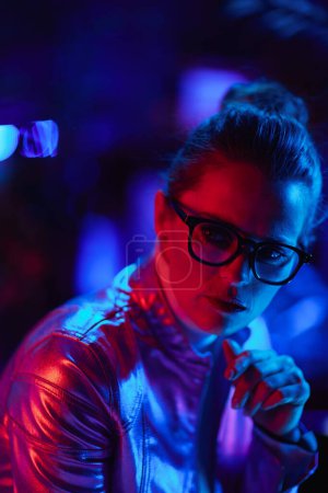 Téléchargez les photos : Neon metaverse concept futuriste. coûteux femme d'affaires à la mode dans des lunettes. - en image libre de droit