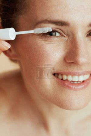 Téléchargez les photos : Closeup on 40 years old woman with brow brush. - en image libre de droit