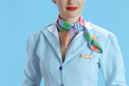 Téléchargez les photos : Gros plan sur hôtesse femme sur fond bleu en uniforme bleu. - en image libre de droit